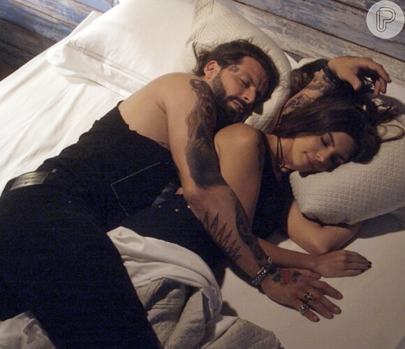 Antes da primeira noite de amor, Ralf (Henri Castelli) leva Milena (Giovanna Lancellotti) para uma pousada mas os dois apenas dormem juntos, na novela 'Sol Nascente'