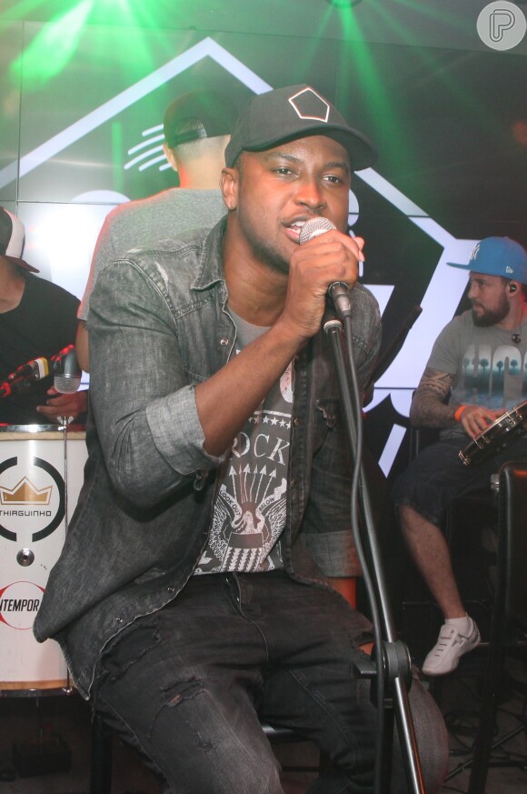 Thiaguinho canta em pagode no Soul Sport Bar, em São Paulo, em 13 de dezembro de 2016