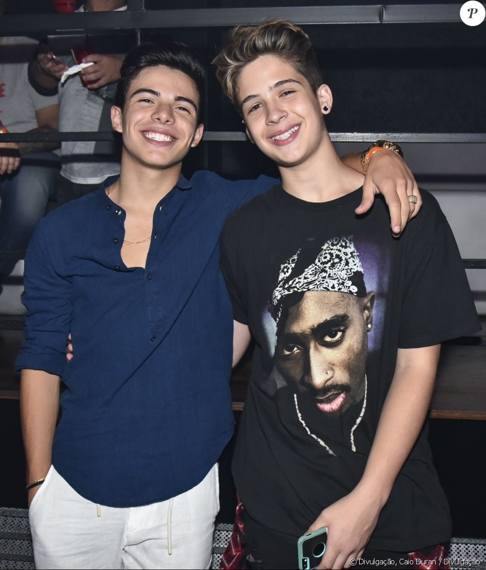 João Guilherme Ávila posou com Thomaz Costa na festa de lançamento do ...