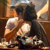 Gabriel Leone e a namorada, Carla Salle, trocam beijos e chamengos em um restaurante japonês na Zona Sul do Rio de Janeiro, na noite desta quarta-feira, 14 de dezembro de 2016