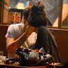 Gabriel Leone e a namorada, Carla Salle, trocam beijos e chamengos em um restaurante japonês na Zona Sul do Rio de Janeiro, na noite desta quarta-feira, 14 de dezembro de 2016