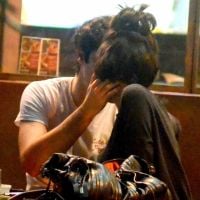 Gabriel Leone e Carla Salle se beijam e trocam chamegos em restaurante. Fotos!