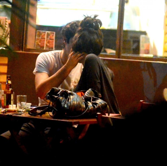 Gabriel Leone e a namorada, Carla Salle, trocam beijos em um restaurante na Zona Sul do Rio de Janeiro