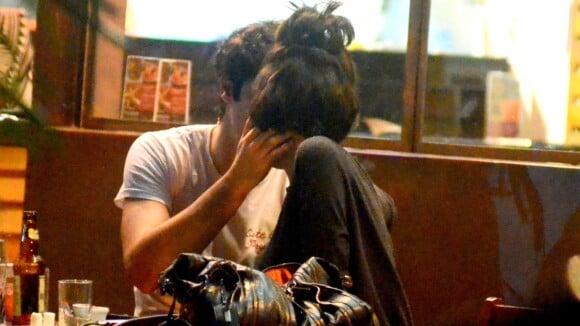 Gabriel Leone e Carla Salle se beijam e trocam chamegos em restaurante. Fotos!