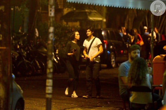 Gabriel Leone e a namorada, Carla Salle, deixam o restaurante e caminham de mãos dadas na Zona Sul do Rio de Janeiro, na noite desta quarta-feira, 14 de dezembro de 2016