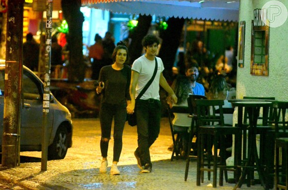 Gabriel Leone e a namorada, Carla Salle, deixam o restaurante e caminham de mãos dadas na Zona Sul do Rio de Janeiro