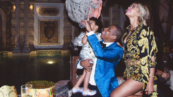 Beyoncé aparece em festa de Réveillon com a filha, Blue Ivy, e com Jay-Z