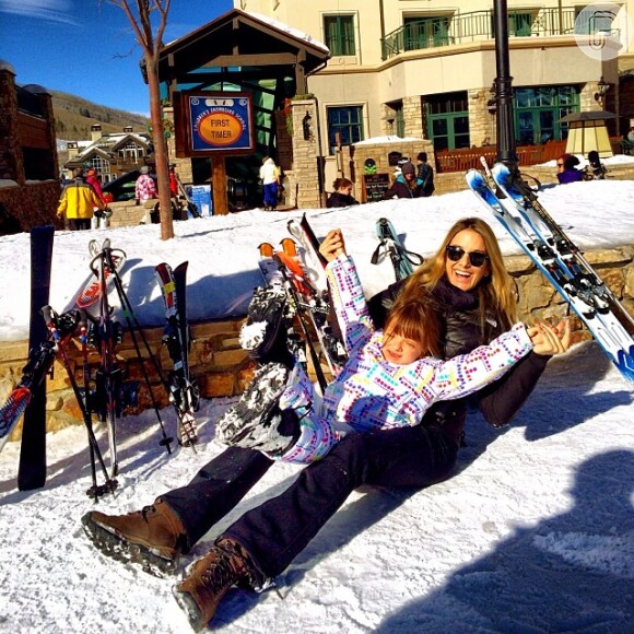 'Momento especial!', escreveu Ticiane, ao esquiar com a filha Rafaella nos Estados Unidos 