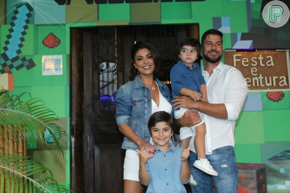 Juliana Paes posa com a família em festa de aniversário do filho