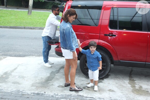 Juliana Paes chega com os filhos para aniversário de seis anos de Pedro