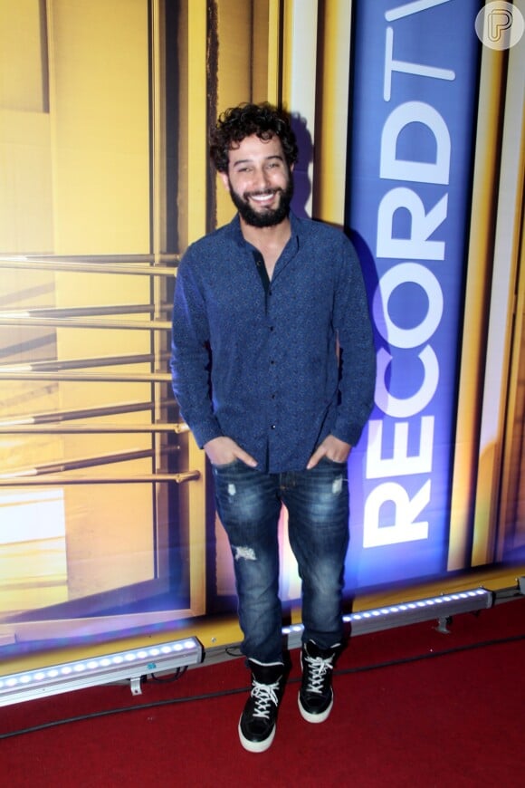 Rafael Almeida esteve na festa de inauguração dos novos estúdios da Record TV, na noite desta quinta-feira, 15 de dezembro de 2016