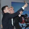 Xuxa posou para a tradicional selfie com Luiz Bacci