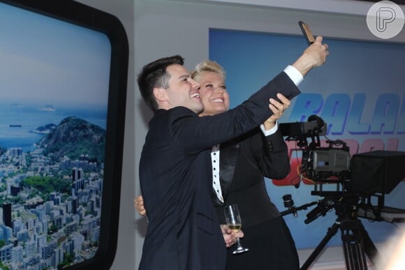 Xuxa posou para a tradicional selfie com Luiz Bacci
