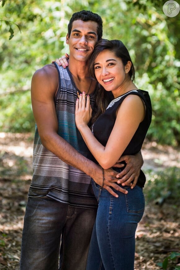Tiago (Marcello Melo Jr.) e Yumi (Jacqueline Sato) se beijam, na novela 'Sol Nascente'