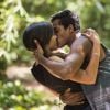 Tiago (Marcello Melo Jr.) beija Yumi (Jacqueline Sato) depois de se separar de Dora (Juliana Alves), na novela 'Sol Nascente', em 26 de dezembro de 2016
