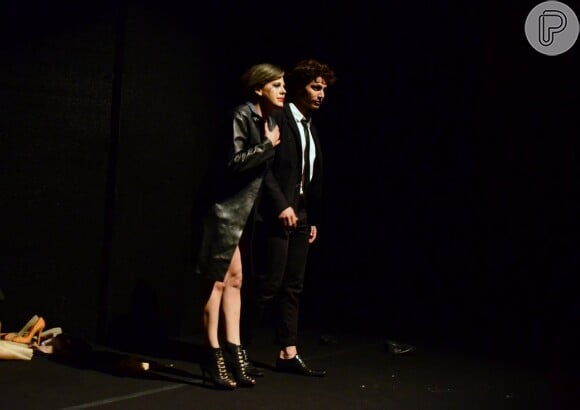 Bárbara Paz e André Bankoff estrelam peça sobre garota fútil que se preocupa com roupas de grifes e badalas