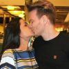Michel Teló beija a mulher, Thais Fersoza, em saída de restaurante no shopping Fashion Mall, em São Conrado, Zona Sul do Rio de Janeiro, na noite desta sexta-feira, 16 de dezembro de 2016