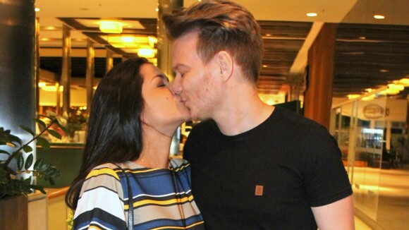 Michel Teló beija a mulher, Thais Fersoza, em saída de restaurante no RJ. Fotos!