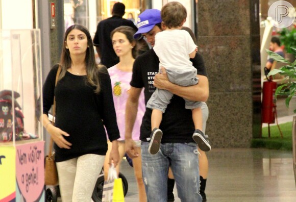 Felipe Simas conversava com a mulher enquanto carregava o filho nos braços
