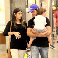 Felipe Simas passeia com a mulher, Mariana Uhlmann, e o filho em shopping do Rio