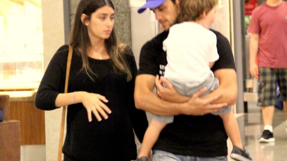 Felipe Simas passeia com a mulher, Mariana Uhlmann, e o filho em shopping do Rio