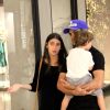 Felipe Simas passeia em shopping do Rio de Janeiro com o filho, Joaquim, no colo acompanhado da mulher, Mariana Uhlmann