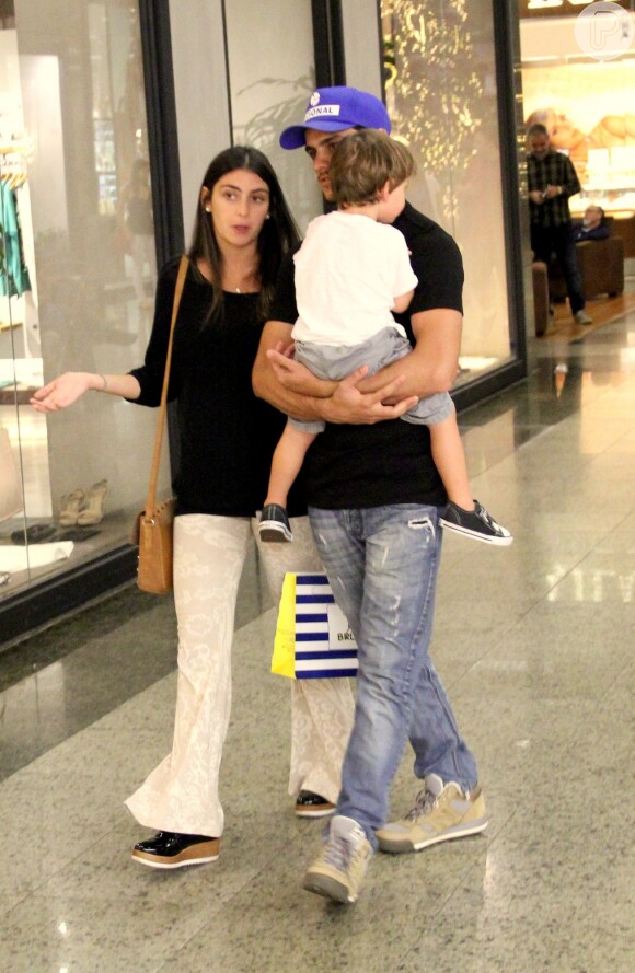 Felipe Simas passeia em shopping do Rio de Janeiro com o filho, Joaquim, no colo acompanhado da mulher, Mariana Uhlmann