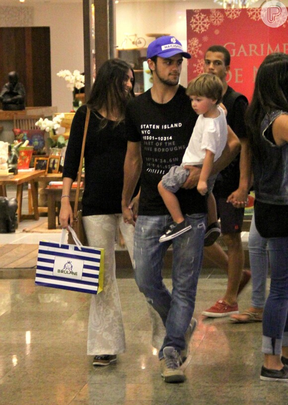Felipe Simas foi fotografado passeando com a família em shopping