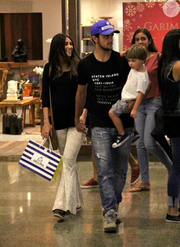 Felipe Simas passeia em shopping do Rio de Janeiro com o filho, Joaquim, no colo acompanhado da mulher, Mariana Uhlmann