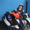 Caio Castro posa em kart durante evento de automobilismo
