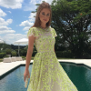 Marina Ruy Barbosa usa vestido grifado para ser madrinha de casamento de amigos