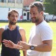 Rafael Cardoso conversa com o ator Carlos Bonow, no ar em 'Malhação', antes da partida do 'Futebol dos Artistas'
