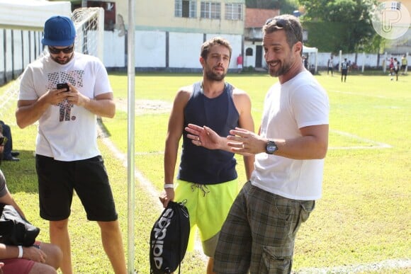 Rafael Cardoso conversa com o ator Carlos Bonow, no ar em 'Malhação', antes da partida do 'Futebol dos Artistas'