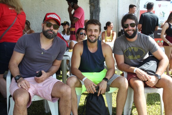 Rafael Cardoso posa para as fotos com os atores Marco Antônio Gimenez, irmão da apresentadora Luciana Gimenez, e Marcio Kieling