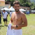 Rafael Cardoso exibiu o corpo sarado ao tirar a camisa após uma partida de futebol em um jogo beneficente, neste domingo 18 de dezembro de 2016