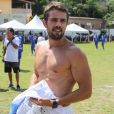 Rafael Cardoso exibe abdômen definido ao tirar a camisa em futebol