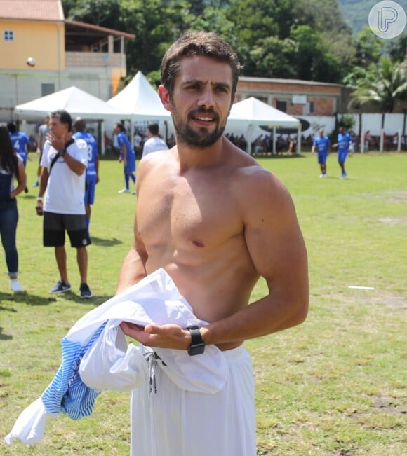 Rafael Cardoso exibe abdômen definido ao tirar a camisa em futebol
