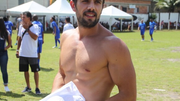 Rafael Cardoso exibe abdômen definido ao tirar a camisa em futebol. Fotos!