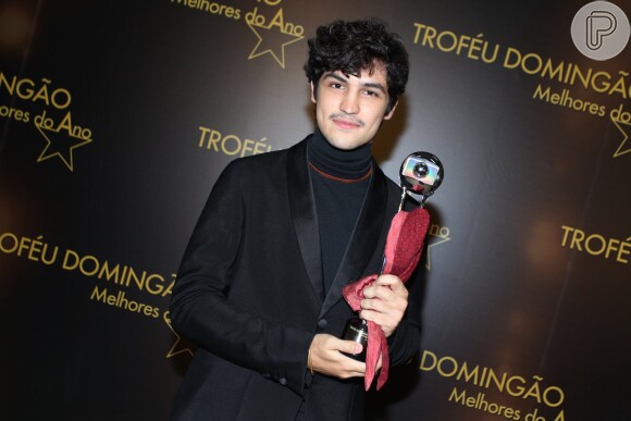 Gabriel Leone envolveu troféu com lenço usado por personagem de Domingos Montagner na novela