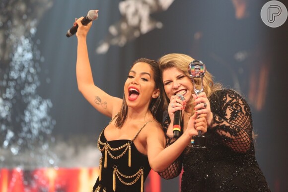 Anitta se diverte com Marília Mendonça ao chamá-la para o palco