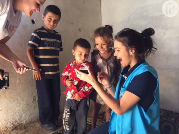 Bruna Marquezine se emocionou ao relatar sua experiência com crianças refugiadas no Oriente Médio