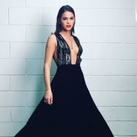 Bruna Marquezine usa look Giorgio Armani com superdecote no 'Caldeirão de Ouro'
