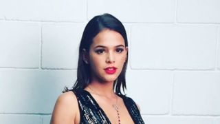 Bruna Marquezine usa look Giorgio Armani com superdecote no 'Caldeirão de Ouro'