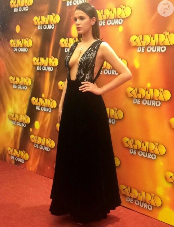 Bruna Marquezine apostou em joias Andrea Conti de R$ 85 mil e em vestido Armani de R$ 56 mil para a gravação do 'Caldeirão de Ouro'