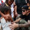 Bieber visitou as vítimas das Filipinas, contrariando suas atitudes polêmicas