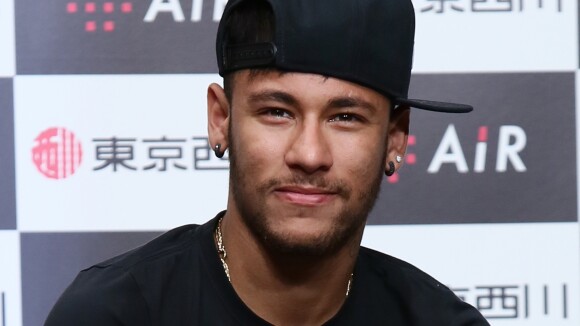 Neymar é tietado por fãs ao desembarcar no Brasil para festas de fim de ano