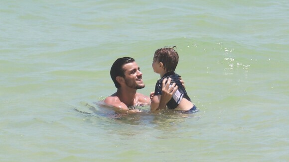 Felipe Simas dá show de fofura na praia com o filho, Joaquim, de 2 anos. Fotos!