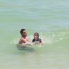 Felipe Simas 'pega onda' com o filho, Joaquim na praia da Barra da Tijuca