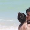Felipe Simas e Mariana Uhlmann trocam carinhos em tarde de praia