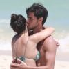 Felipe Simas e Mariana Uhlmann trocam carinhos em tarde de praia